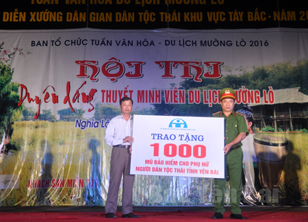 Đoàn kiểm tra công tác bảo đảm trật tự ATGT của tỉnh trao 1.000 chiếc mũ bảo hiểm (cho phụ nữ người dân tộc Thái) cho Ban ATGT thị xã Nghĩa Lộ.
